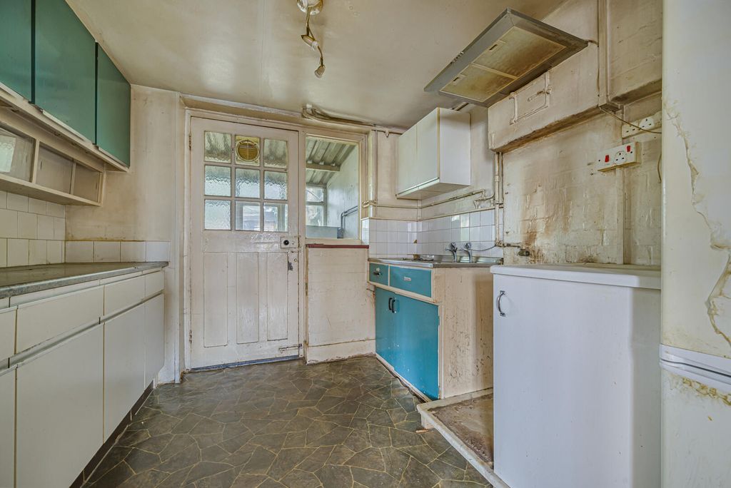 Property photo 2 of 18 Kitchen