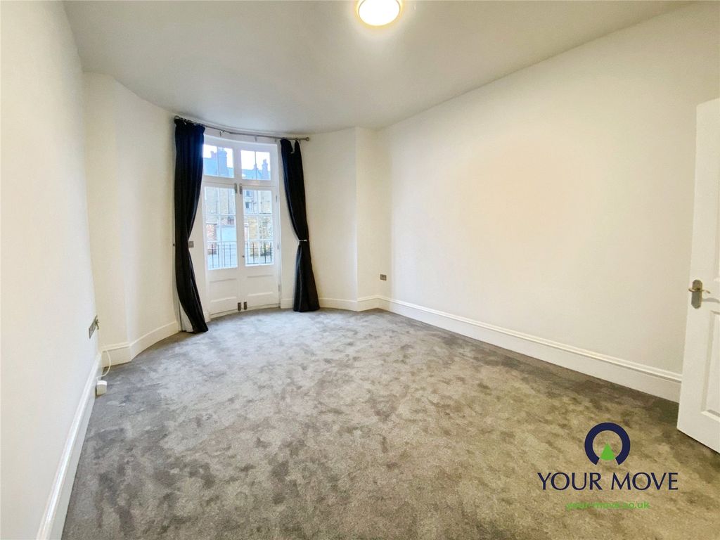 Property photo 2 of 17 Lounge