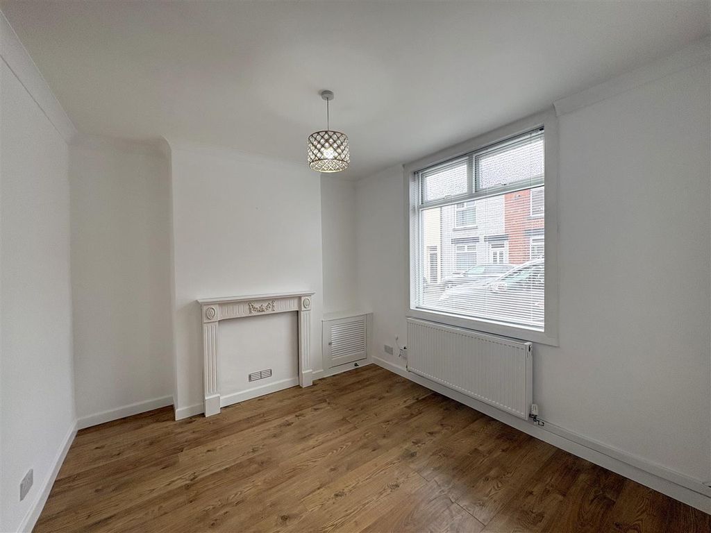 Property photo 2 of 11 Lounge