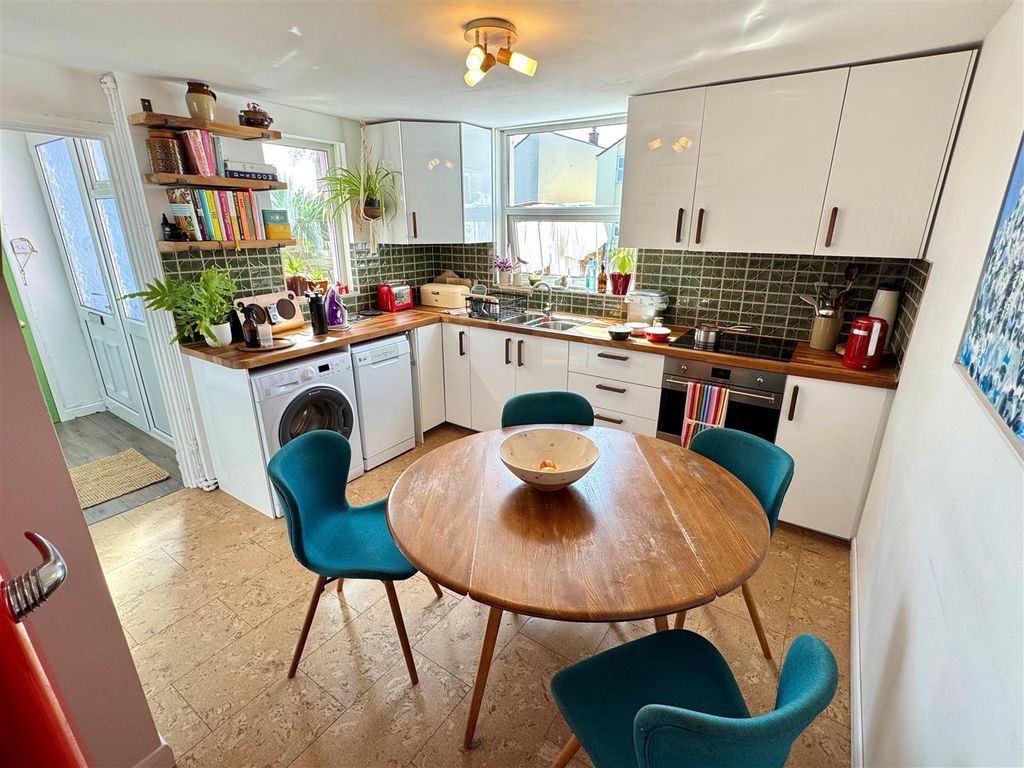 Property photo 3 of 9 70 Hawkins Road Kitchen