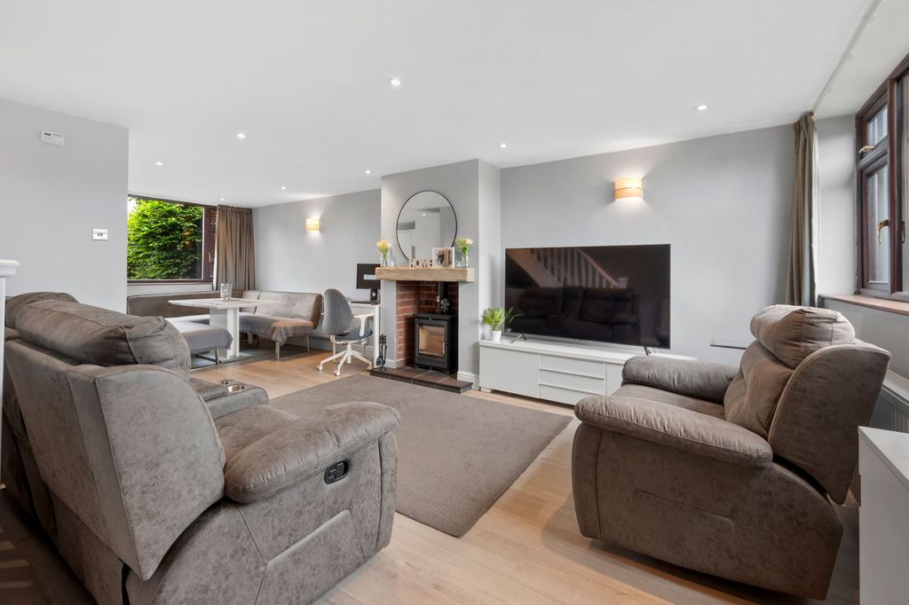 Property photo 2 of 32