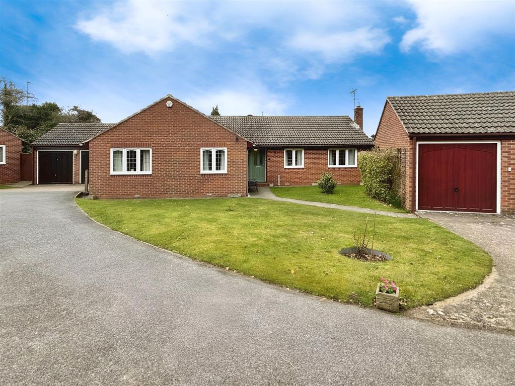 Property photo 1 of 35 Primrose Close