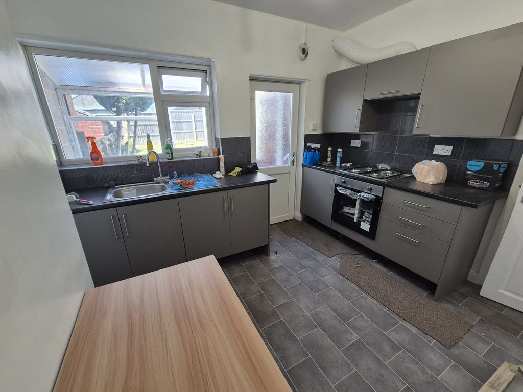 Property photo 3 of 8 Kitchen