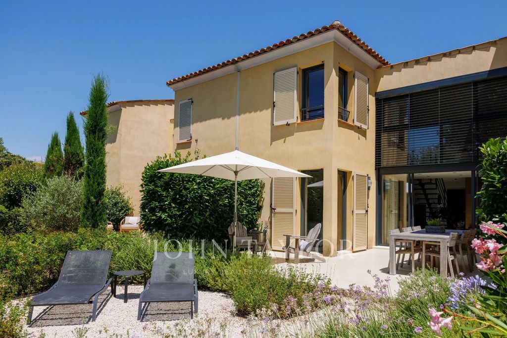 Property photo 1 of 11 Elegant Duplex Villa In A Private Estate With Swimming Pool