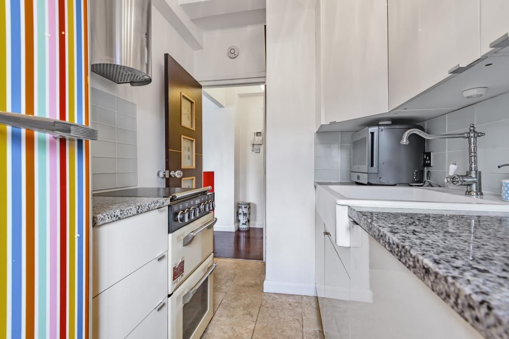 Property photo 3 of 10 Kitchen