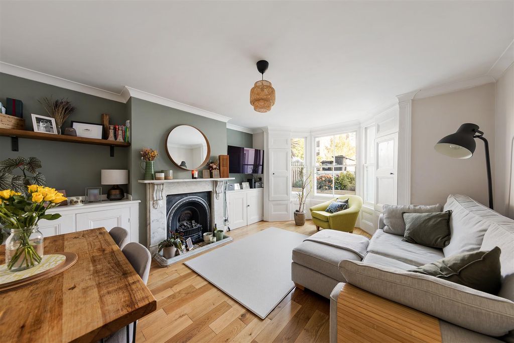Property photo 2 of 24 Grosnevor Road, E11