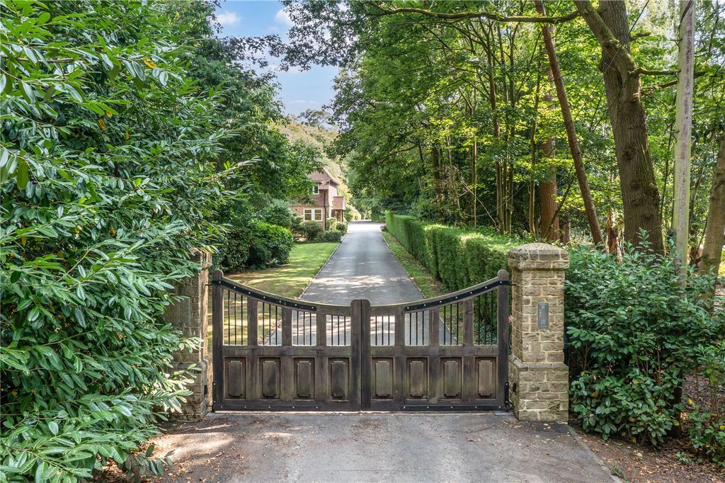 Property photo 2 of 53 House. Partnership