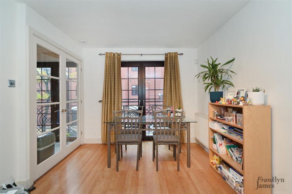 Property photo 3 of 11 St-George-Square (10).Jpg