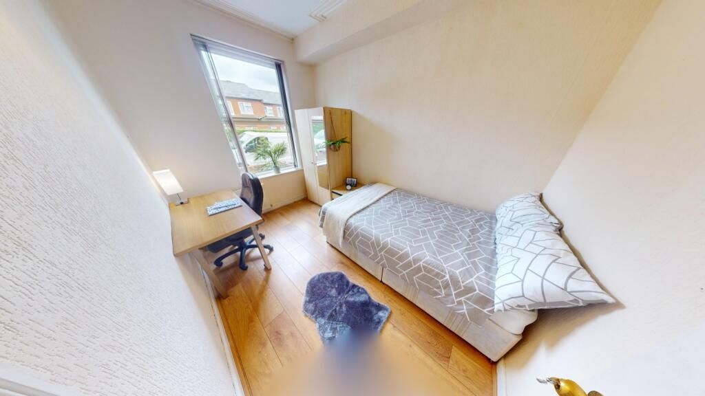 Property photo 1 of 7 A Bright And Tidy Single Bedroom Featuring A Neatl...