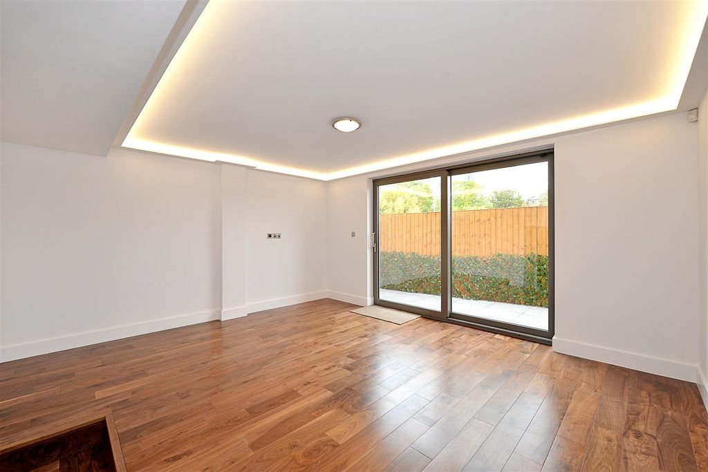 Property photo 3 of 18 King Henryã†S Road-5.Jpg