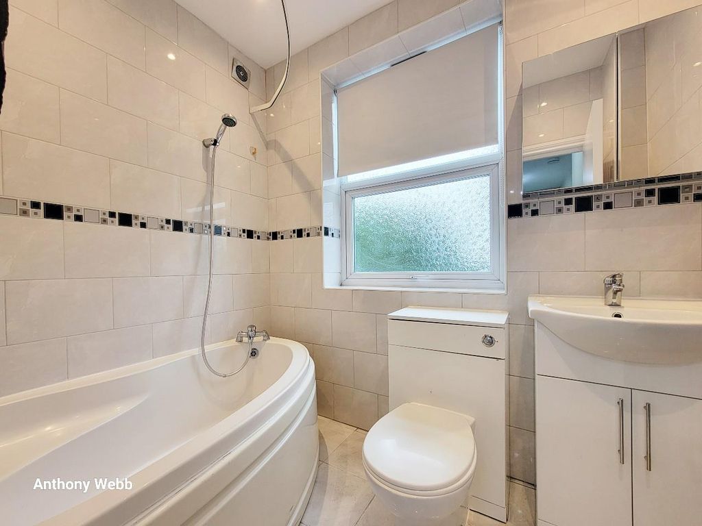 Property photo 2 of 10 Bathroom