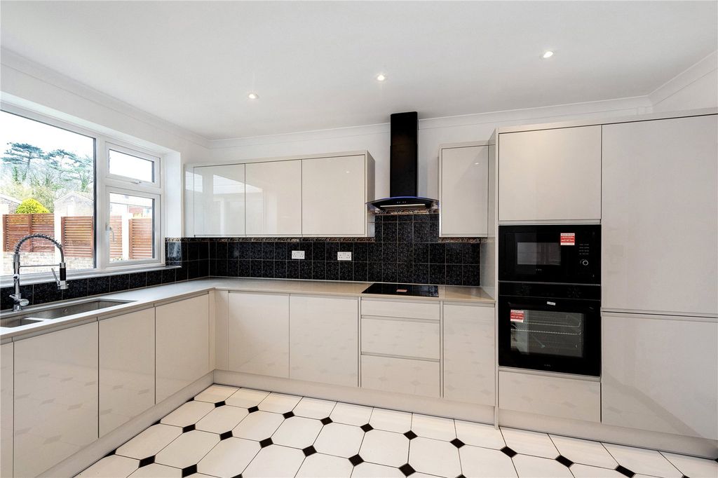 Property photo 2 of 18 Picture No. 05