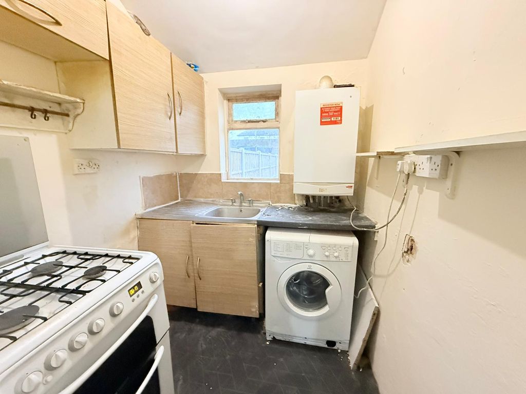 Property photo 1 of 6 One Bedroom Ground Floor Flat Close To Ilford Station- Â£1450