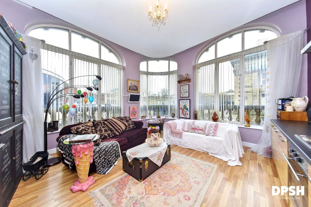 Property photo 2 of 17