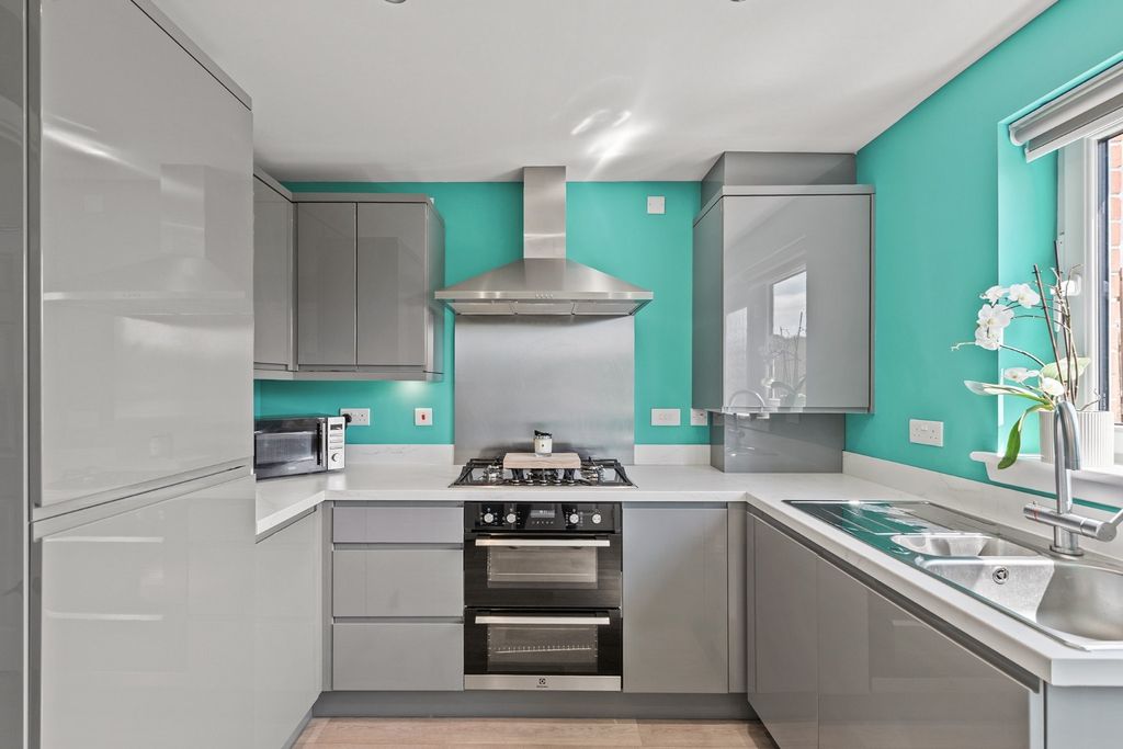 Property photo 2 of 18 5296495