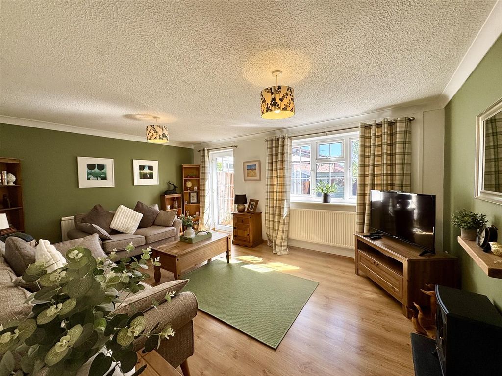 Property photo 2 of 18 Sitting Room