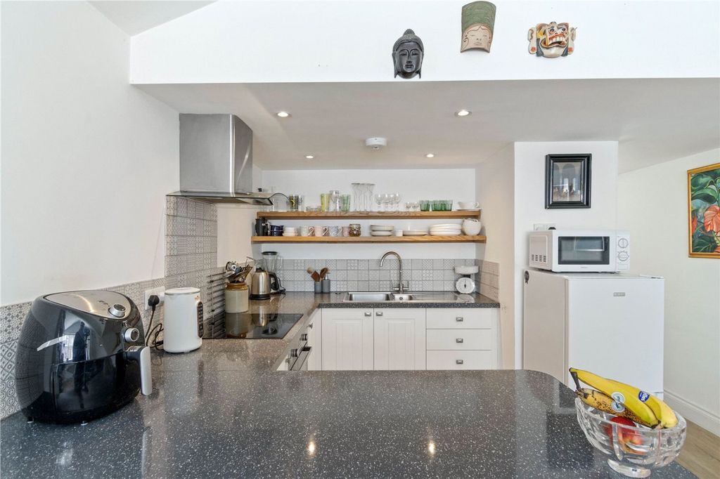 Property photo 3 of 9 Kitchen