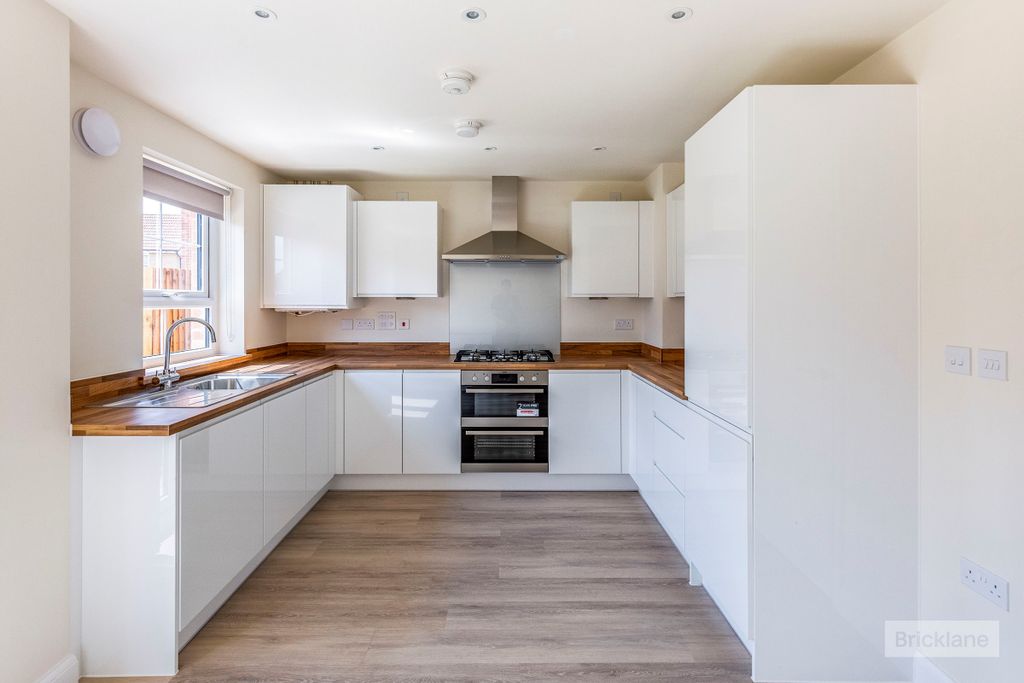 Property photo 2 of 12 Kitchen