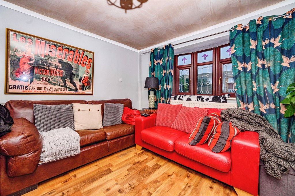 Property photo 3 of 14 Lounge