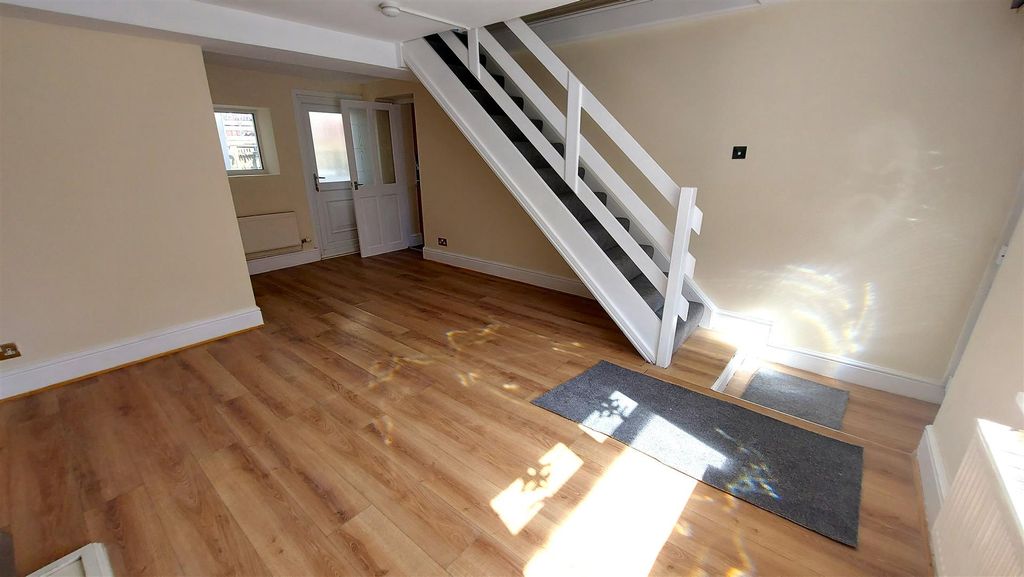 Property photo 3 of 24 Lounge