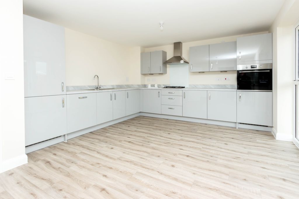 Property photo 3 of 11 Kitchen