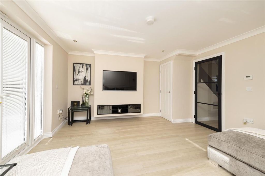 Property photo 3 of 32