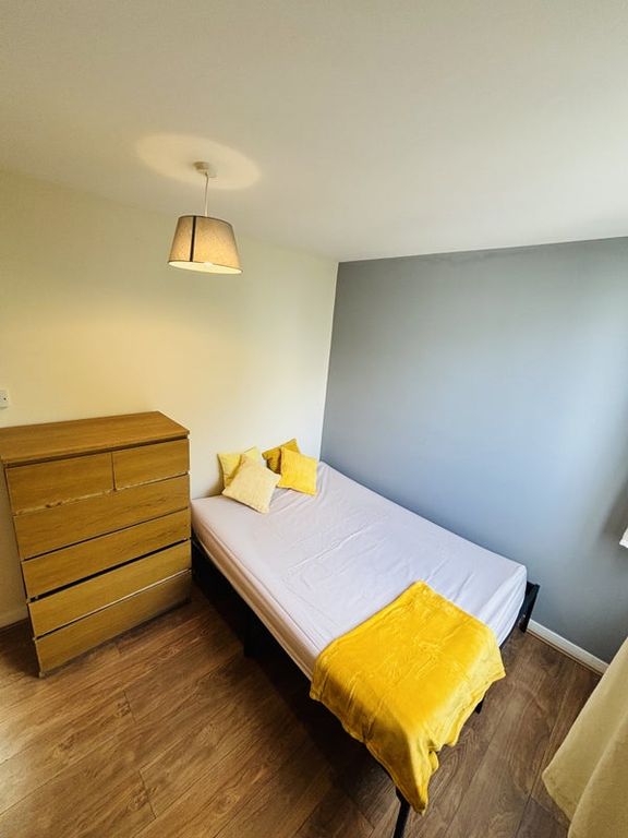 Property photo 2 of 18 £950
