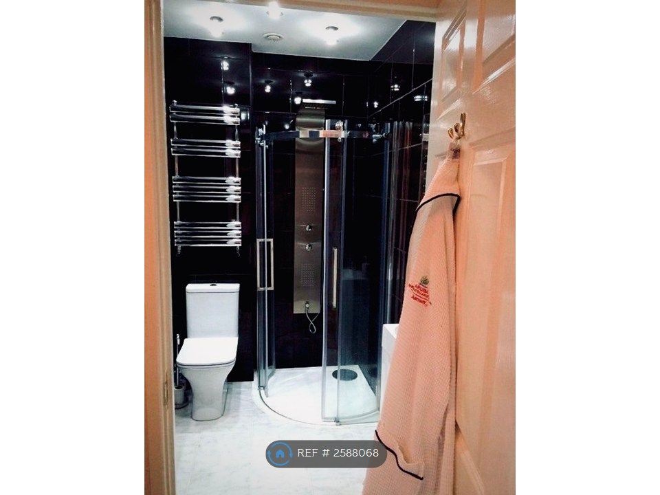 Property photo 1 of 7 Modern Bathroom With Power Shower Next Door