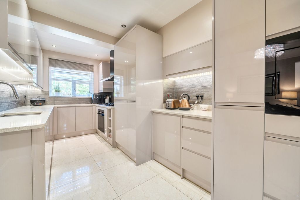 Property photo 2 of 17 1480048-18-6A32ce...