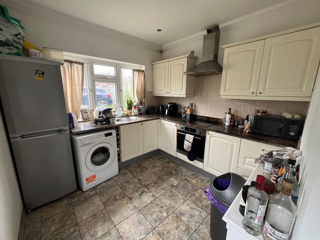 Property photo 2 of 7 Kitchen