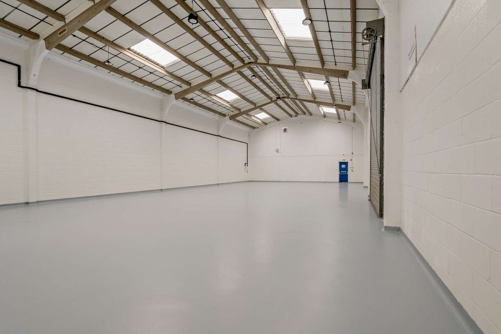 Property photo 3 of 19 8680158-Interior02-800