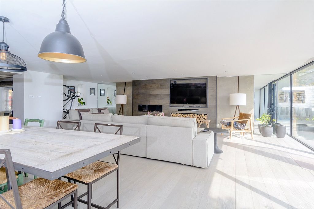 Property photo 2 of 18 Sitting And Dining