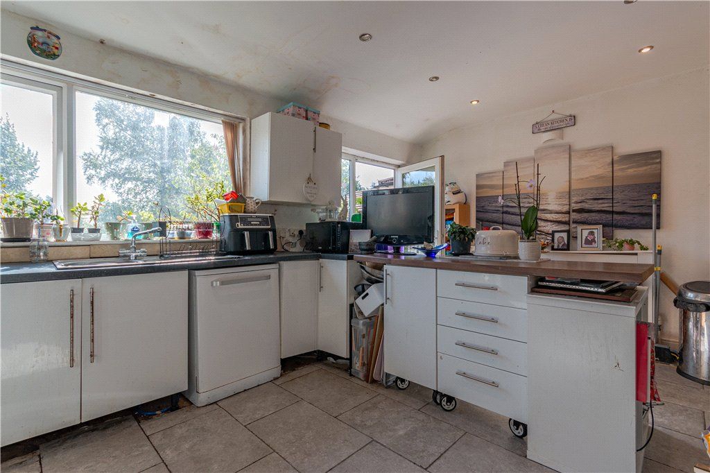 Property photo 3 of 19 Kitchen