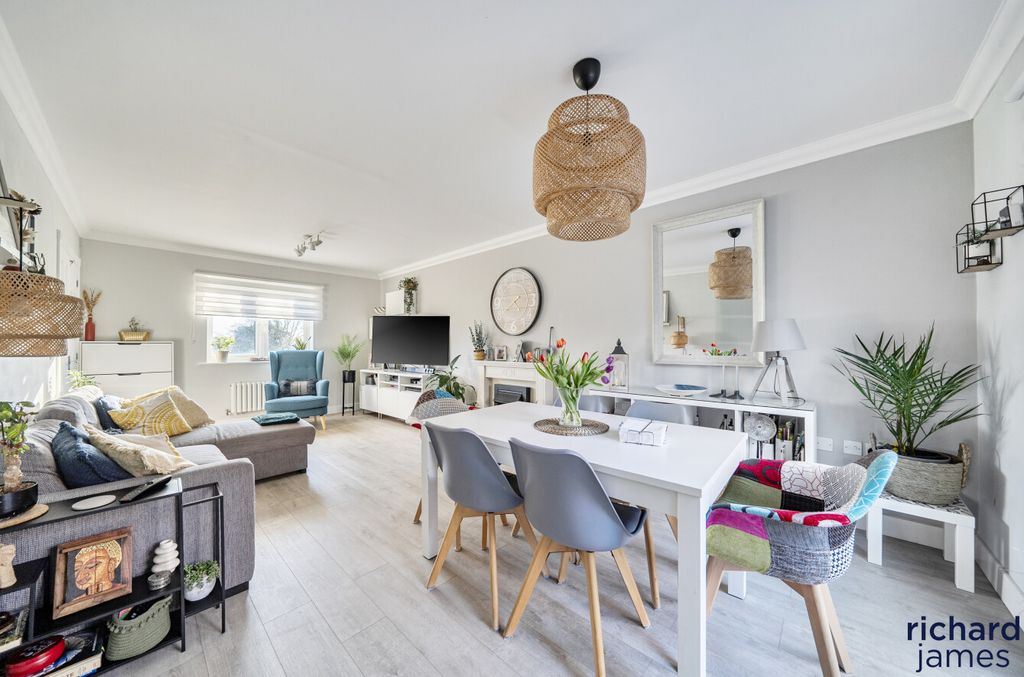 Property photo 3 of 12 04d01801643047E9A8A2726733B6692c