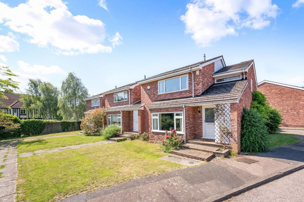 Property photo 1 of 16 Fairlight Close
