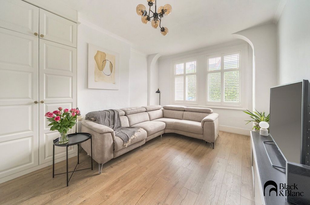 Property photo 2 of 21 Living Room