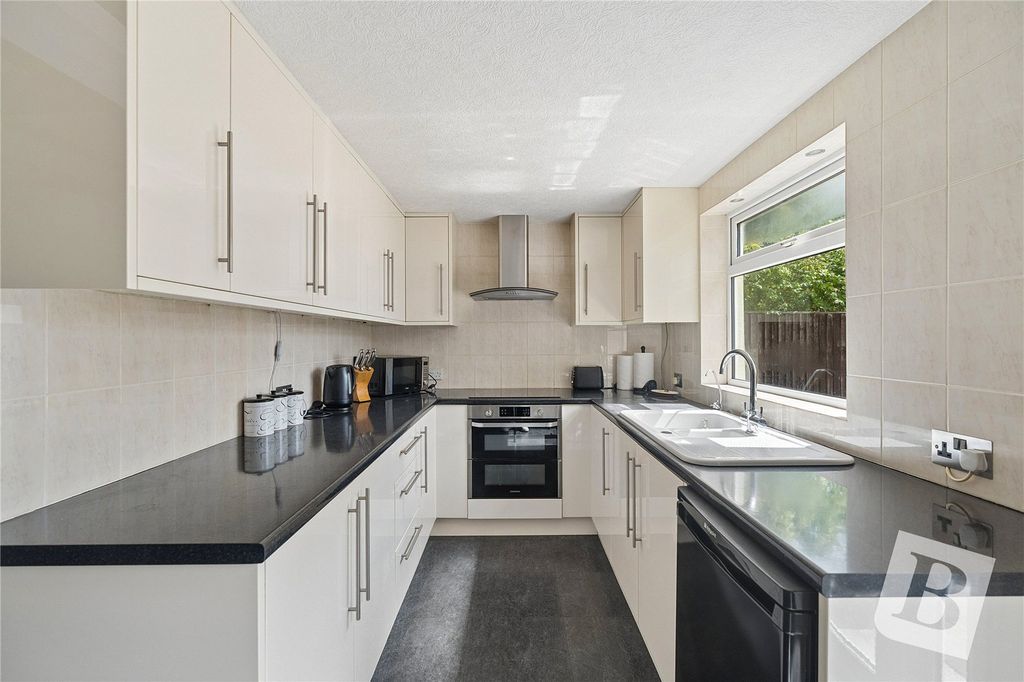 Property photo 2 of 11 Kitchen