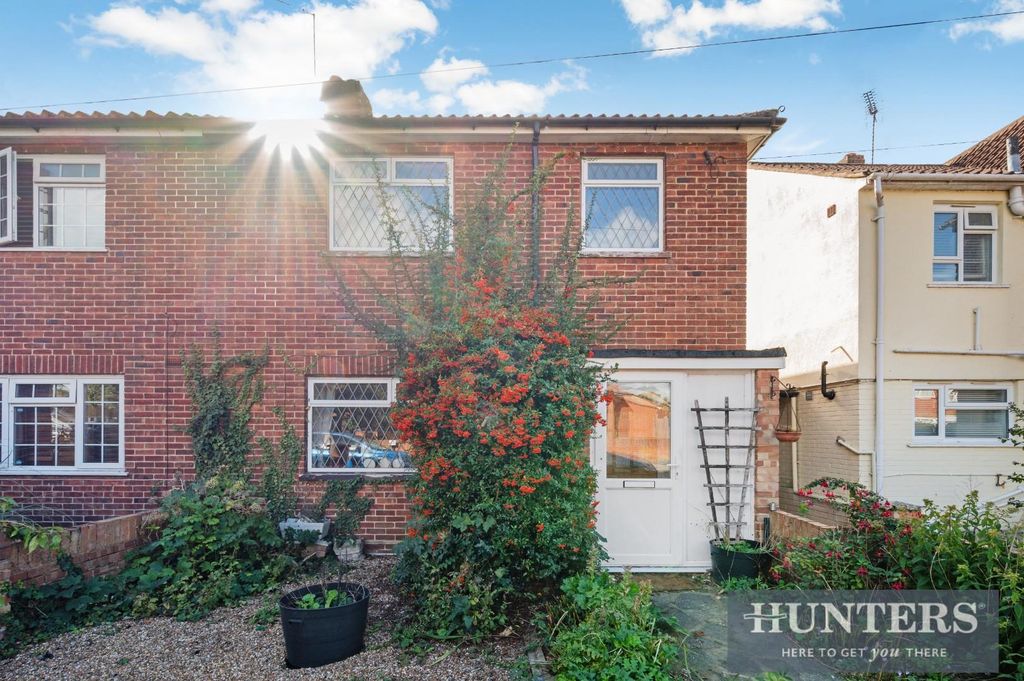 Property photo 1 of 12 Mill Farm Crescent, -21.Jpg