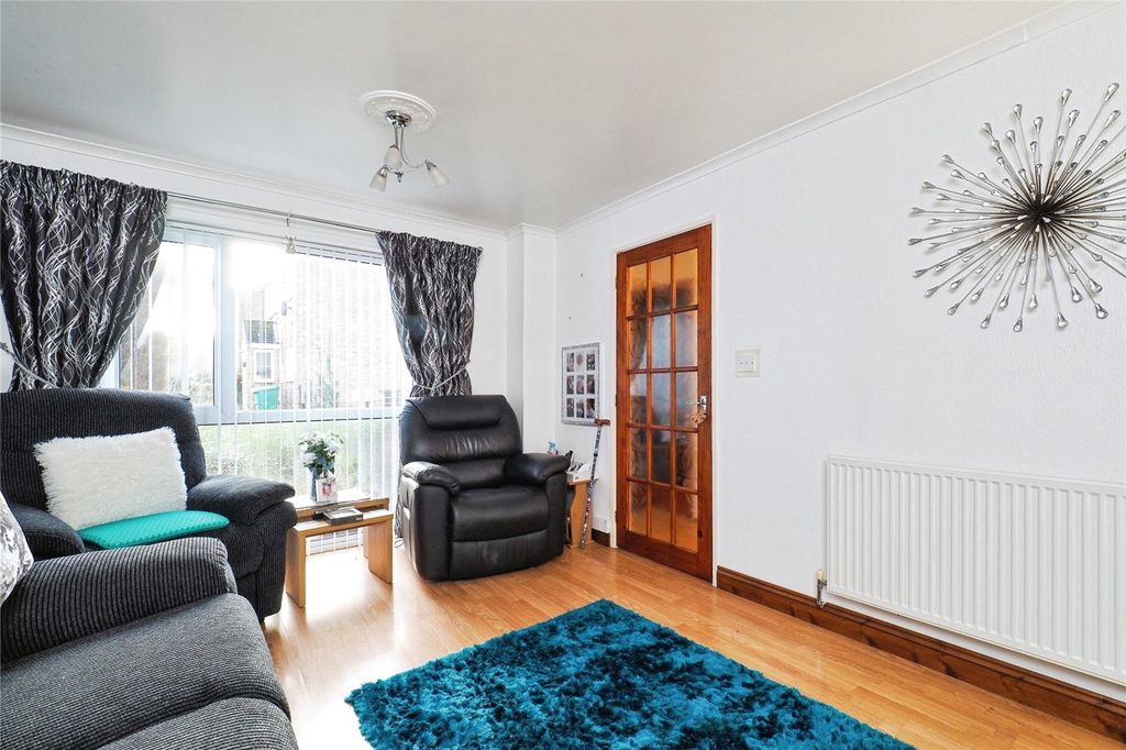 Property photo 3 of 18 Lounge