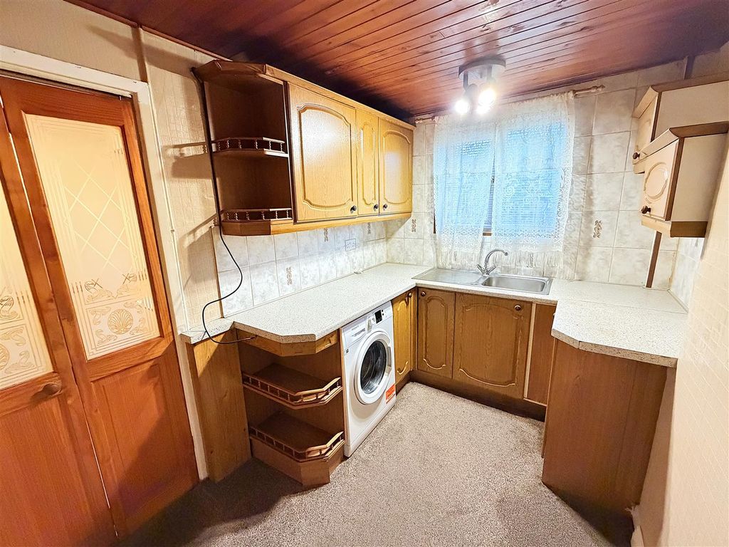 Property photo 2 of 19 Kitchen