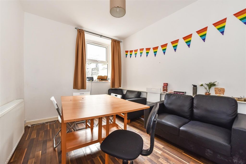 Property photo 3 of 5 Bright Living Area With Cozy Leather Sofas...