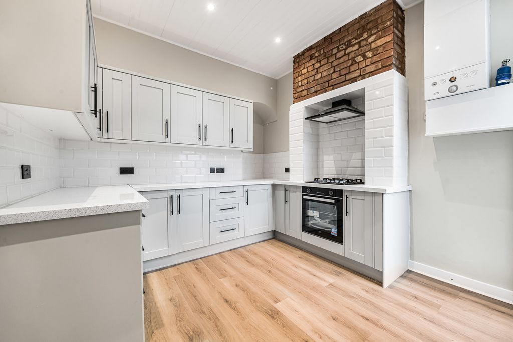 Property photo 3 of 30 Kitchen