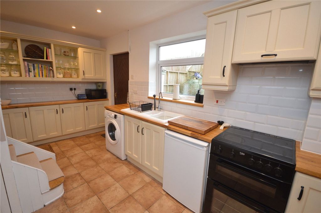 Property photo 2 of 18 Kitchen