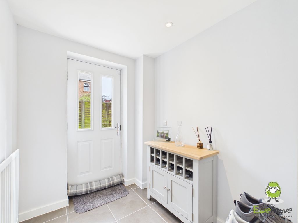 Property photo 3 of 14 Ewemove Estate Agents Basingstoke - Brockham Grang