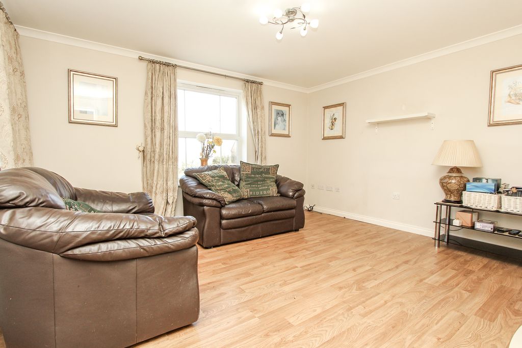 Property photo 3 of 13 Lounge