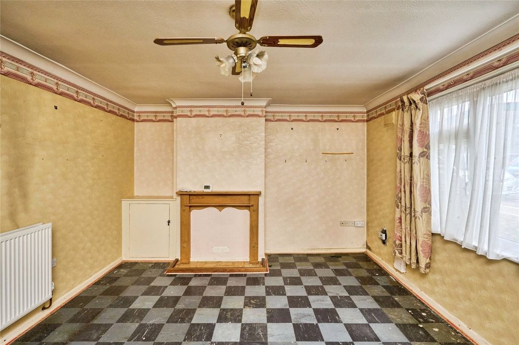 Property photo 3 of 18 Living Room