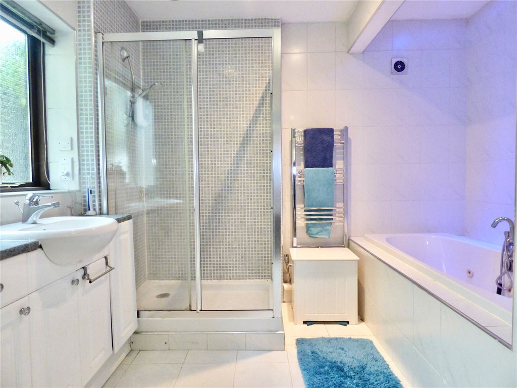 Property photo 3 of 23 Bathroom