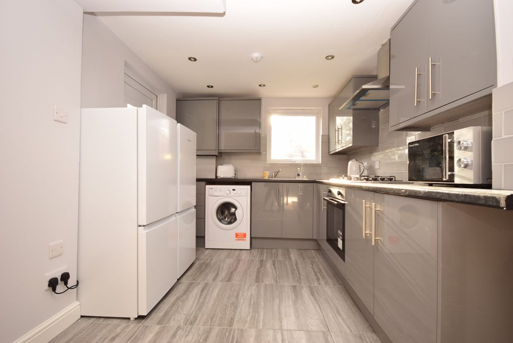 Property photo 3 of 6 Kitchen