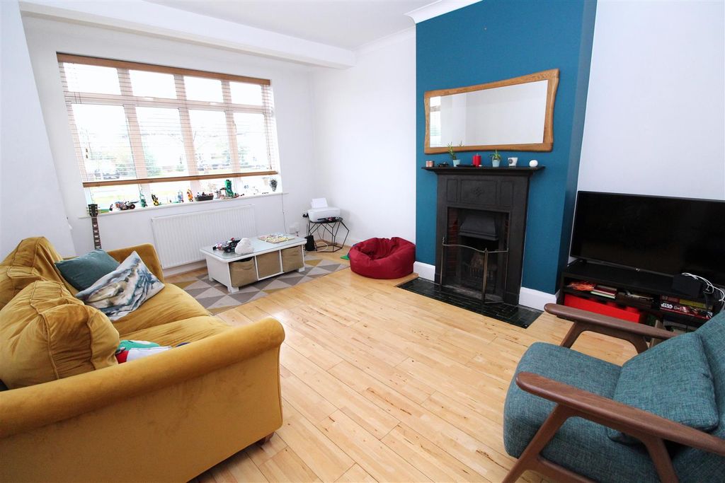 Property photo 2 of 16 113 Sandridge Road - Living Room - 1.Jpg