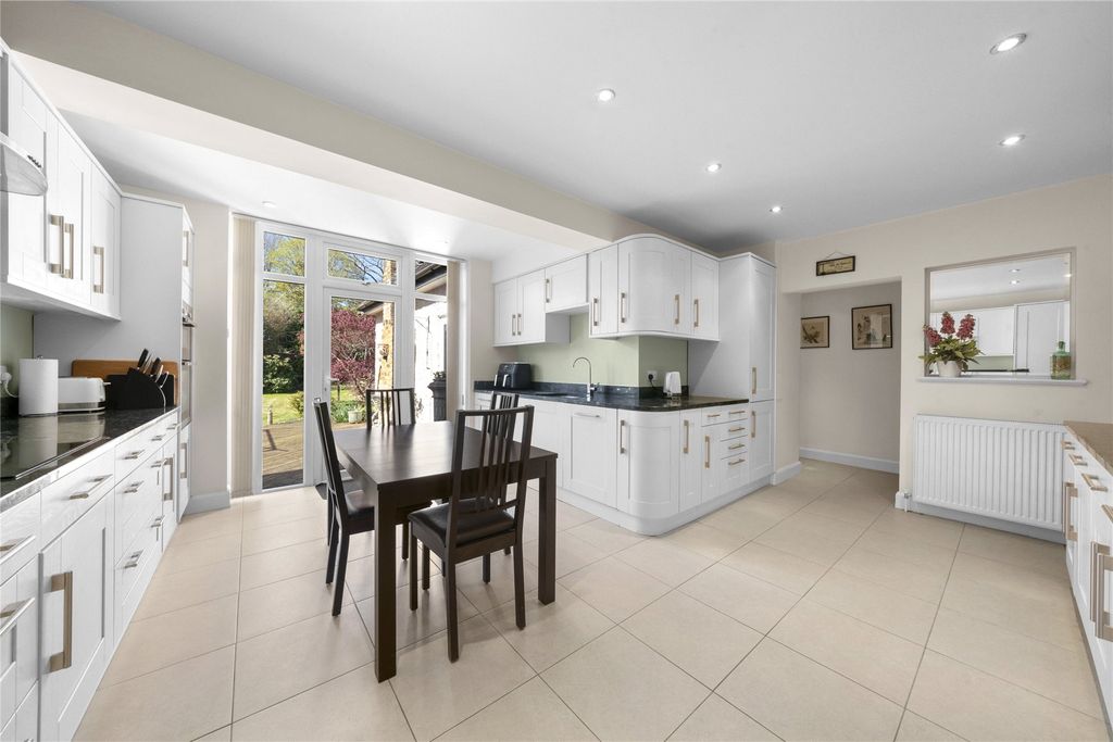 Property photo 2 of 19 Kitchen/Breakfast